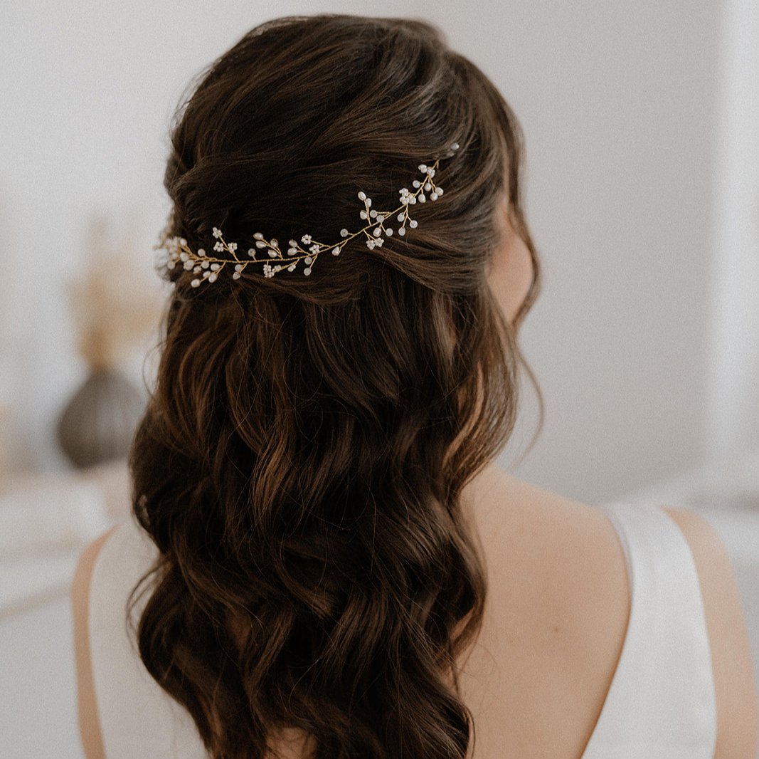 Braut Headpiece Susi in Gold mit kleinen veganen Perlen, Kristallperlen und echten Süßwasserperlen, getragen in einer halboffenen Frisur