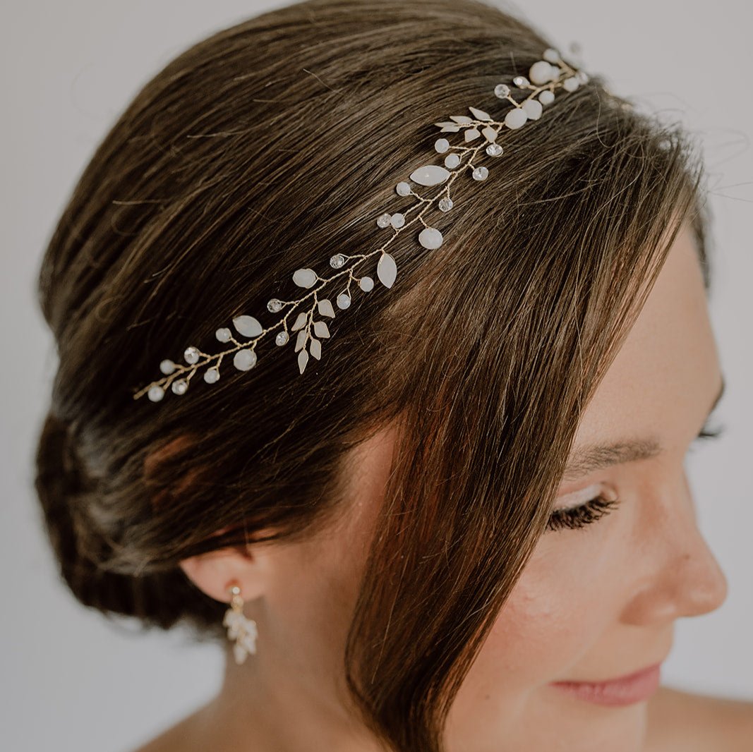 Schönes Braut Headpiece Lana in Gold – ivoryfarbene Blätter mit Kristallen und Kristallperlen, filigran und romantisch, getragen in einer geschlossenen Brautfrisur vom Model