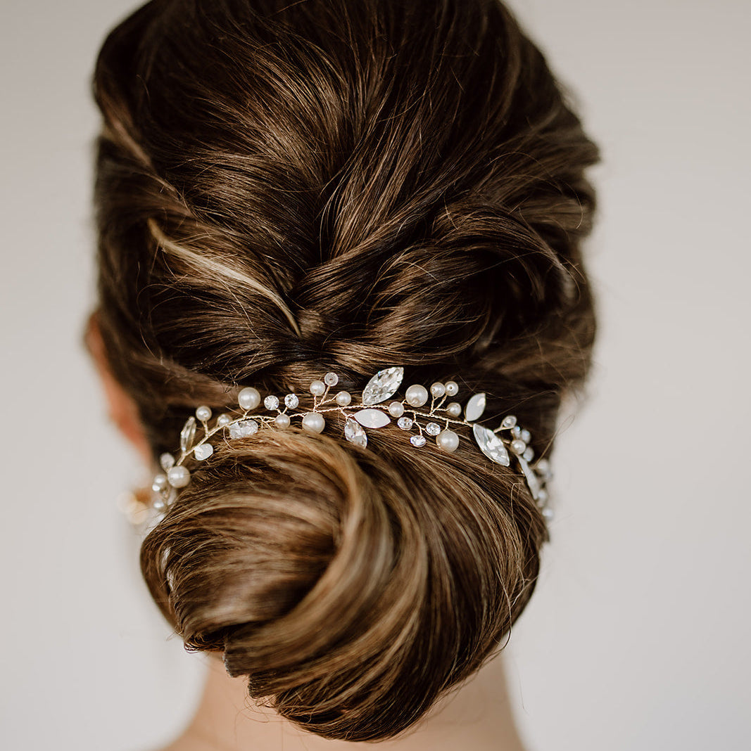Braut Headpiece Luise in Gold mit Perlen und Kristallen, getragen von einem Model in Nahaufnahme