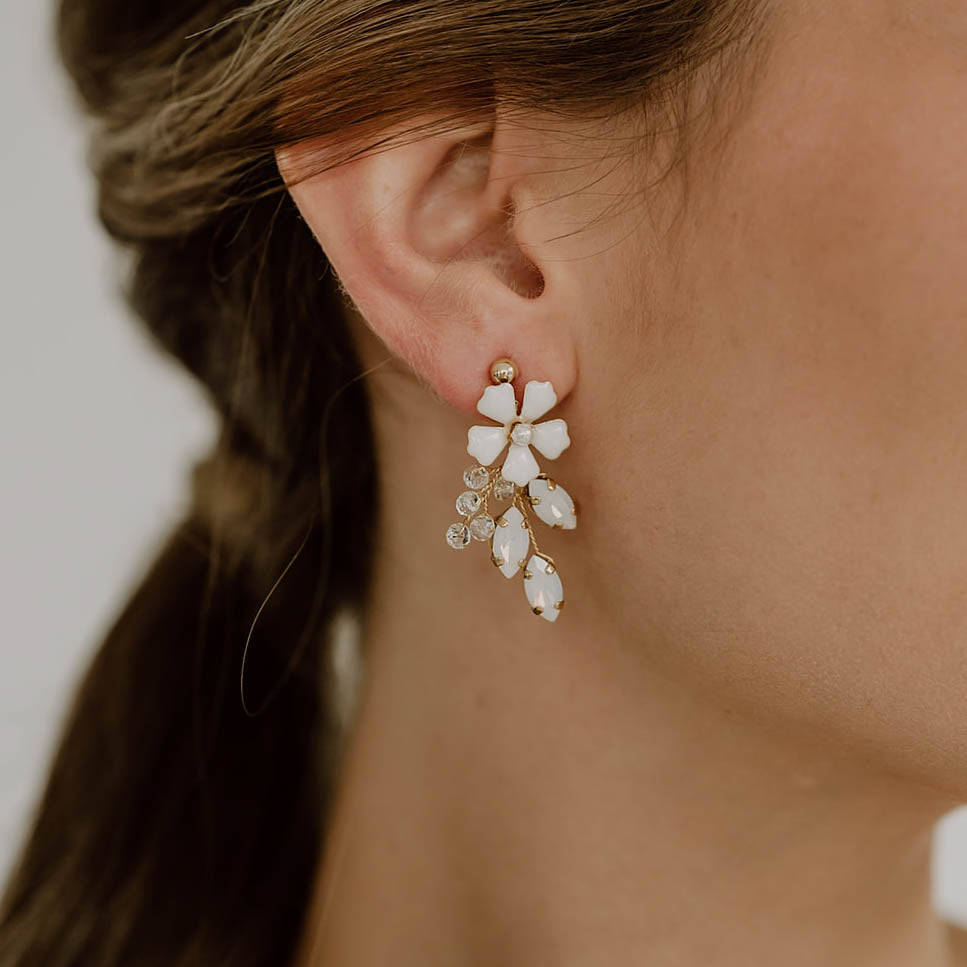 Braut Ohrringe Annelie aus 925 Sterlingsilber 18K vergoldet mit Blüten und Kristallen, Nahaufnahme am Ohr