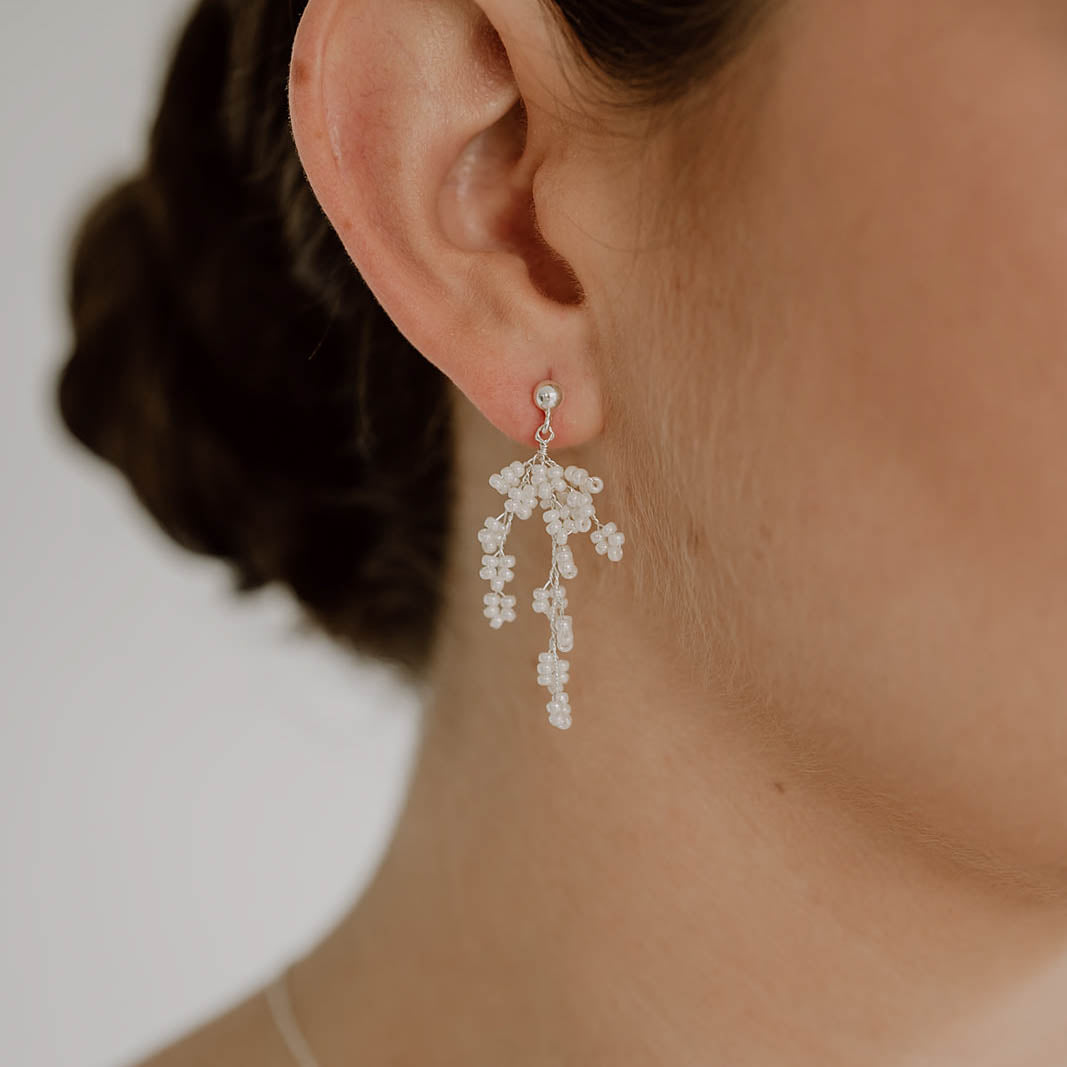 Braut Ohrringe Belina aus 925 Sterlingsilber mit kleinen Glasperlen an astförmigem Draht, Nahaufnahme am Ohr