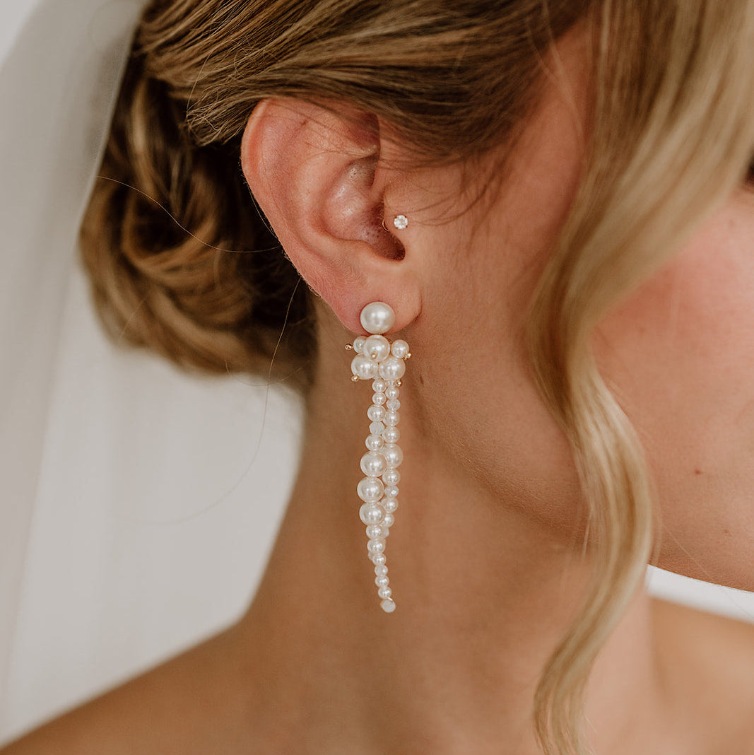 Statement Brautohrringe Elina hängend aus 925 Sterlingsilber 18K vergoldet mit veganen Perlen und Kristallperlen opal, am Model getragen