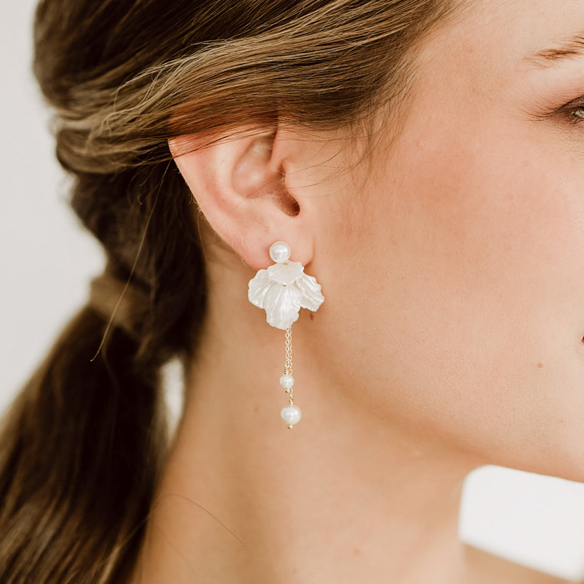 Wunderschöne hängende Brautohrringe Faye aus 925 Sterlingsilber 18K vergoldet mit Blättern und veganer Perle, am Model getragen