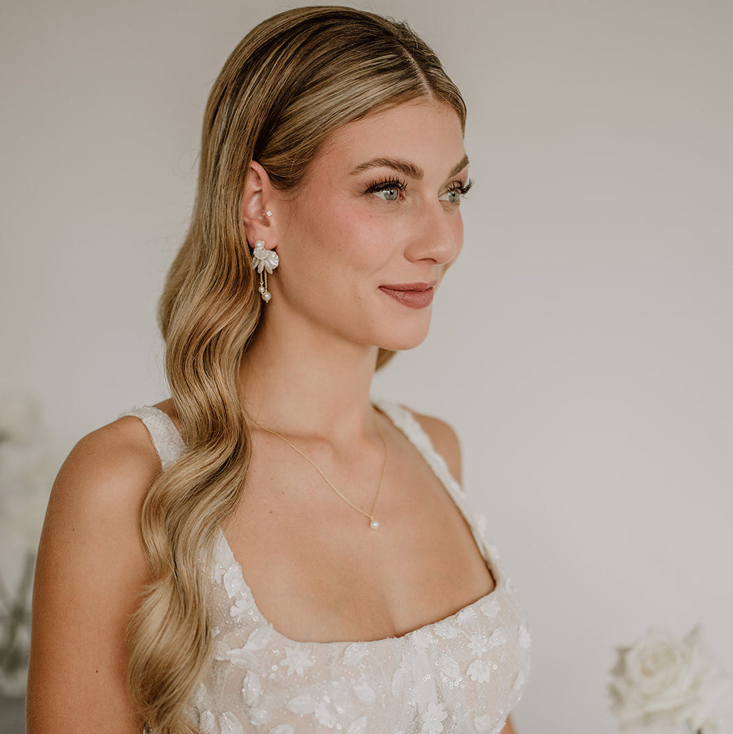 Brautohrringe Faye und Halskette Perla in Gold – 925 Sterlingsilber 18K vergoldet mit Blättern und veganer Perle, am Model getragen
