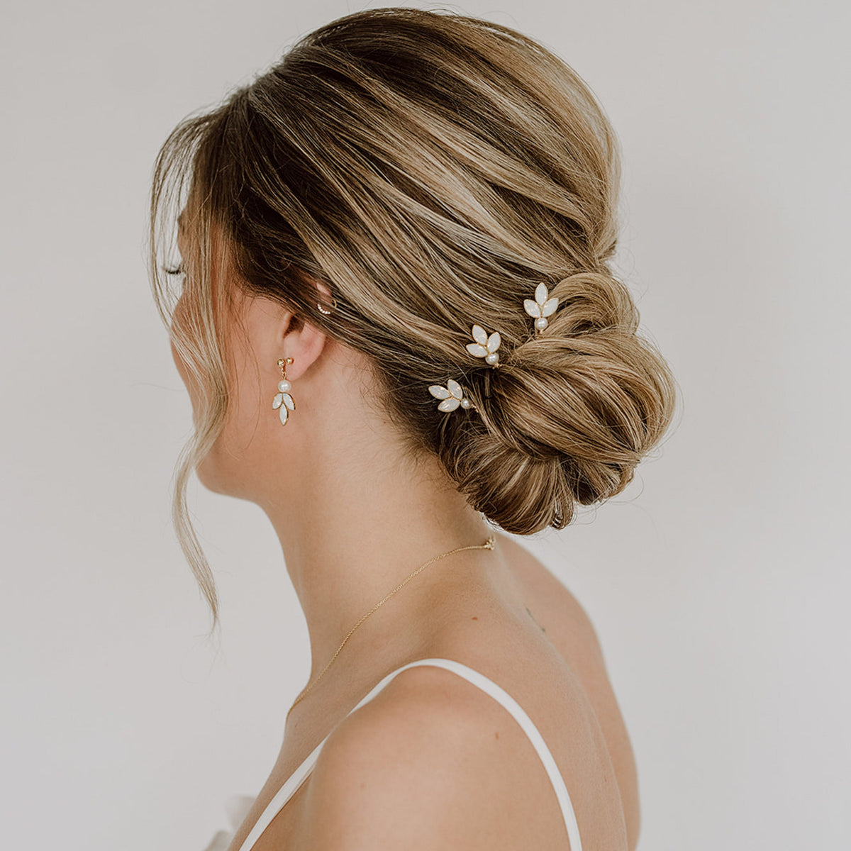 3er Set Braut Haarnadeln Kate in Gold mit white opal Kristallblättern und veganer Perle mit passenden Ohrringen Kate, getragen in einer eleganten Hochsteckfrisur