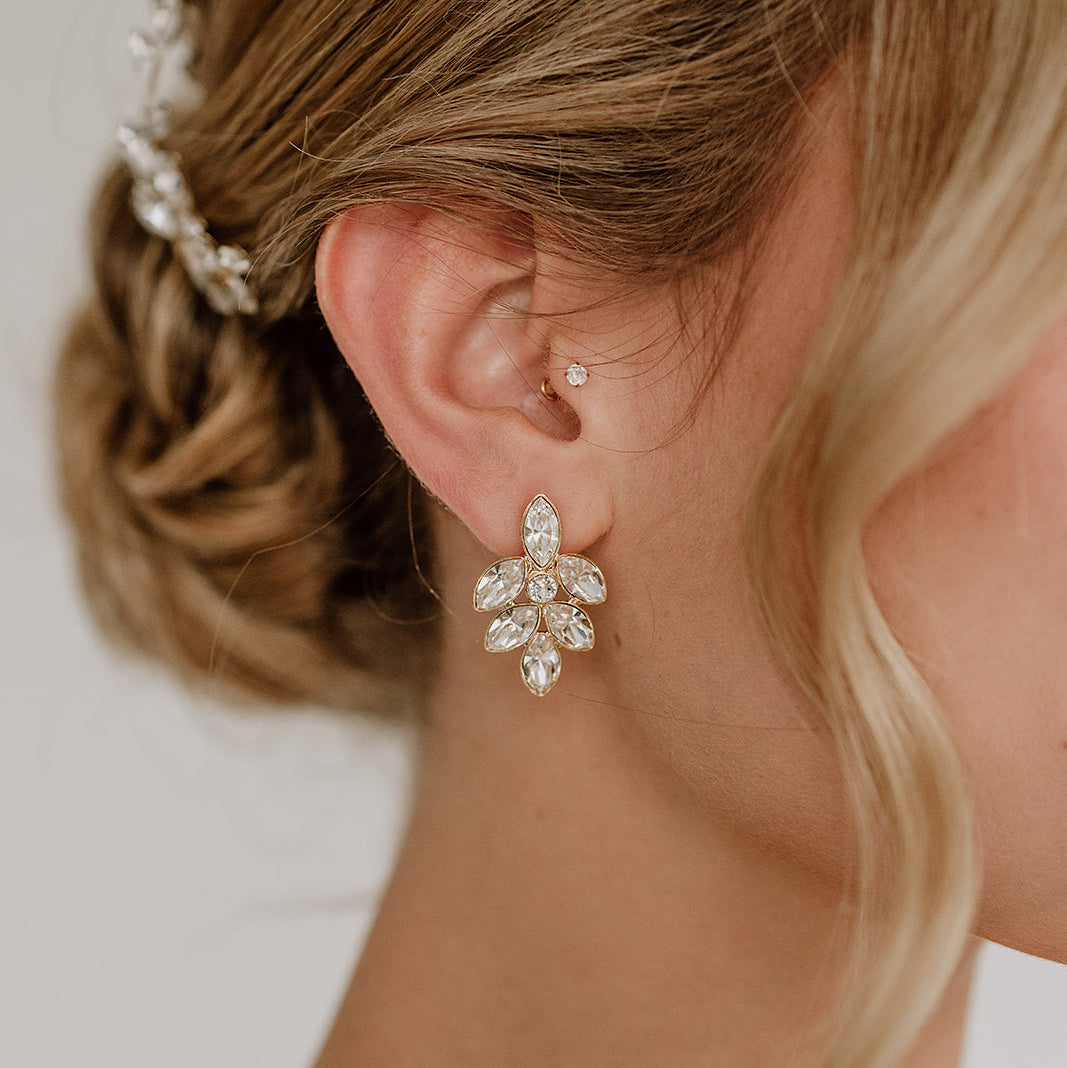 Statement Brautohrringe Lisbeth aus 925 Sterlingsilber 18K vergoldet mit funkelnden Kristallen, am Model getragen