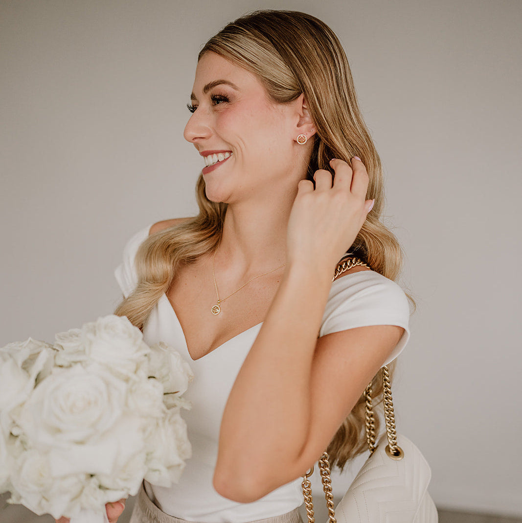 Runder Braut Ohrstecker Olivia aus 925 Sterlingsilber 18K vergoldet mit Zirkonia Kristallen und Stern in der Mitte, am Model getragen mit passender Halskette Olivia
