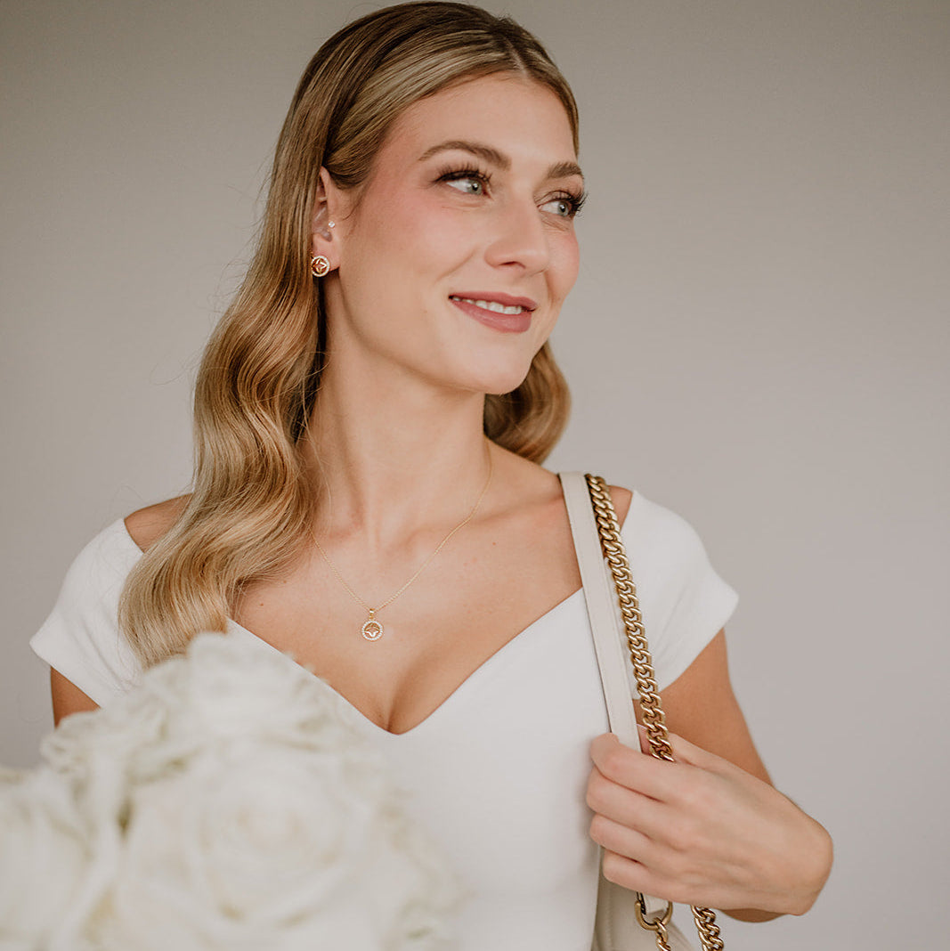 Brauthalskette Olivia aus 925 Sterlingsilber 18K vergoldet mit rundem Anhänger und Zirkonia-Kristallrand und ausgeschnittenem Sternmotiv in der Mitte mit passenden Ohrsteckern 
Olivia, getragen vom Model