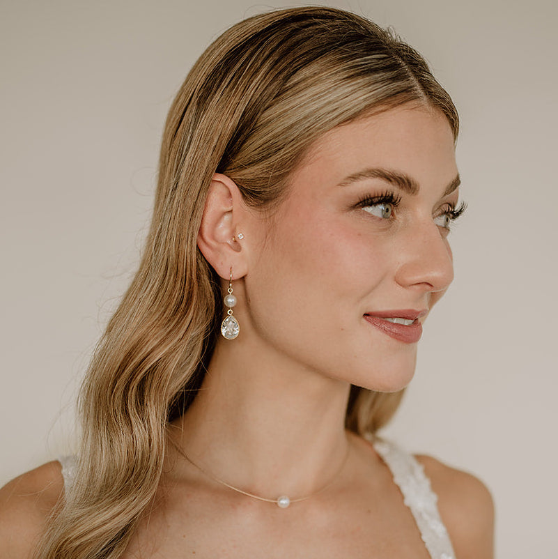 Brautohrringe Sally mit crystal Kristalltropfen und Halsreif Perla in Gold kombiniert, am Model getragen