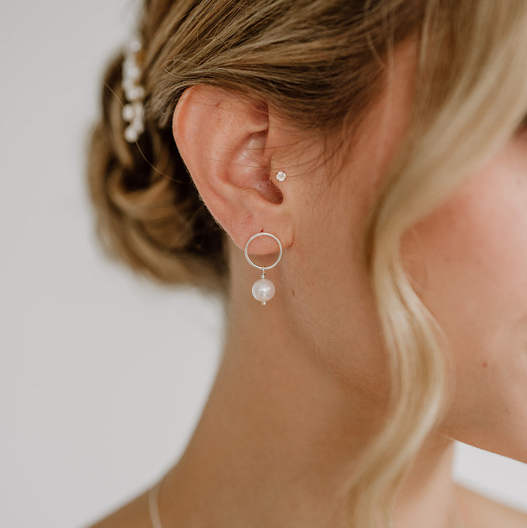 Brautohrringe Toni aus 925 Sterlingsilber mit echter Süßwasserperle, am Model getragen