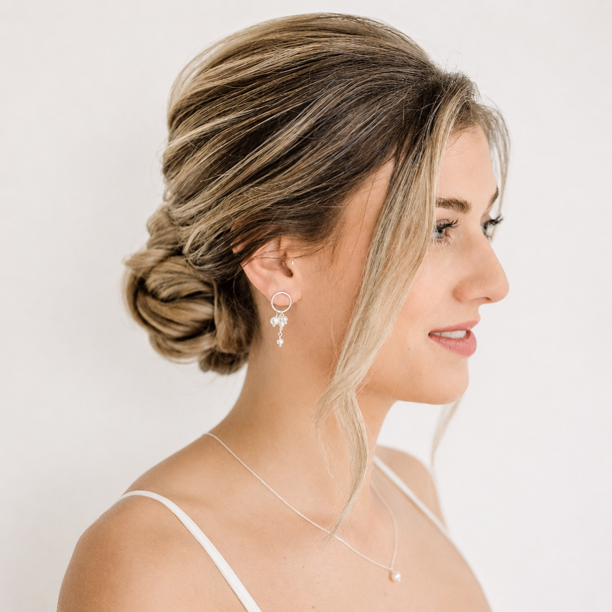 Braut Ohrringe Tonia aus 925 Sterlingsilber mit unterschiedlich großen, veganen Perlen und Kristallperlen mit passender Braut Halskette Perla, getragen am Model