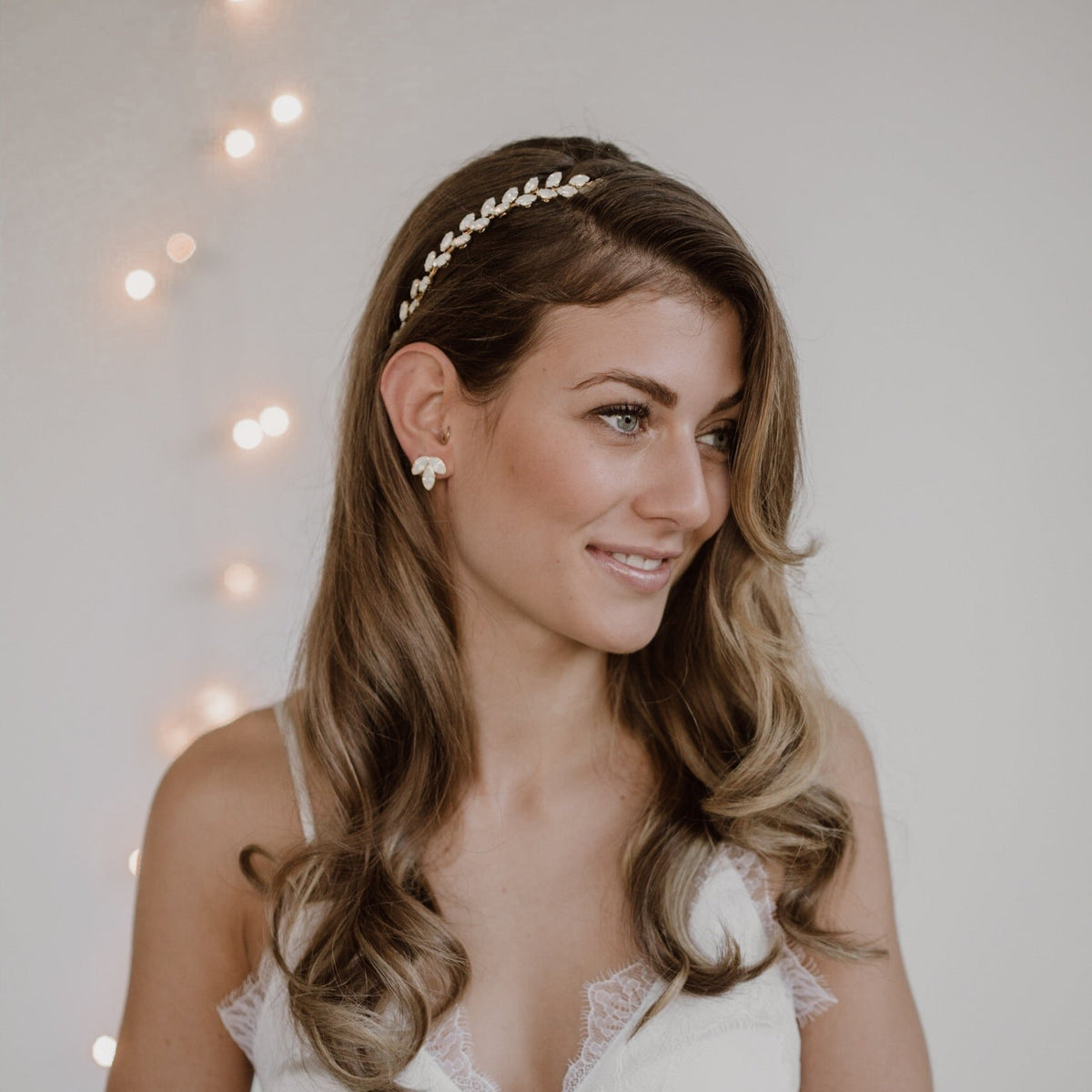 Ohrstecker Kate in 925er Sterlingsilber mit white opal Kristallen getragen von einem Model mit offenen Haaren