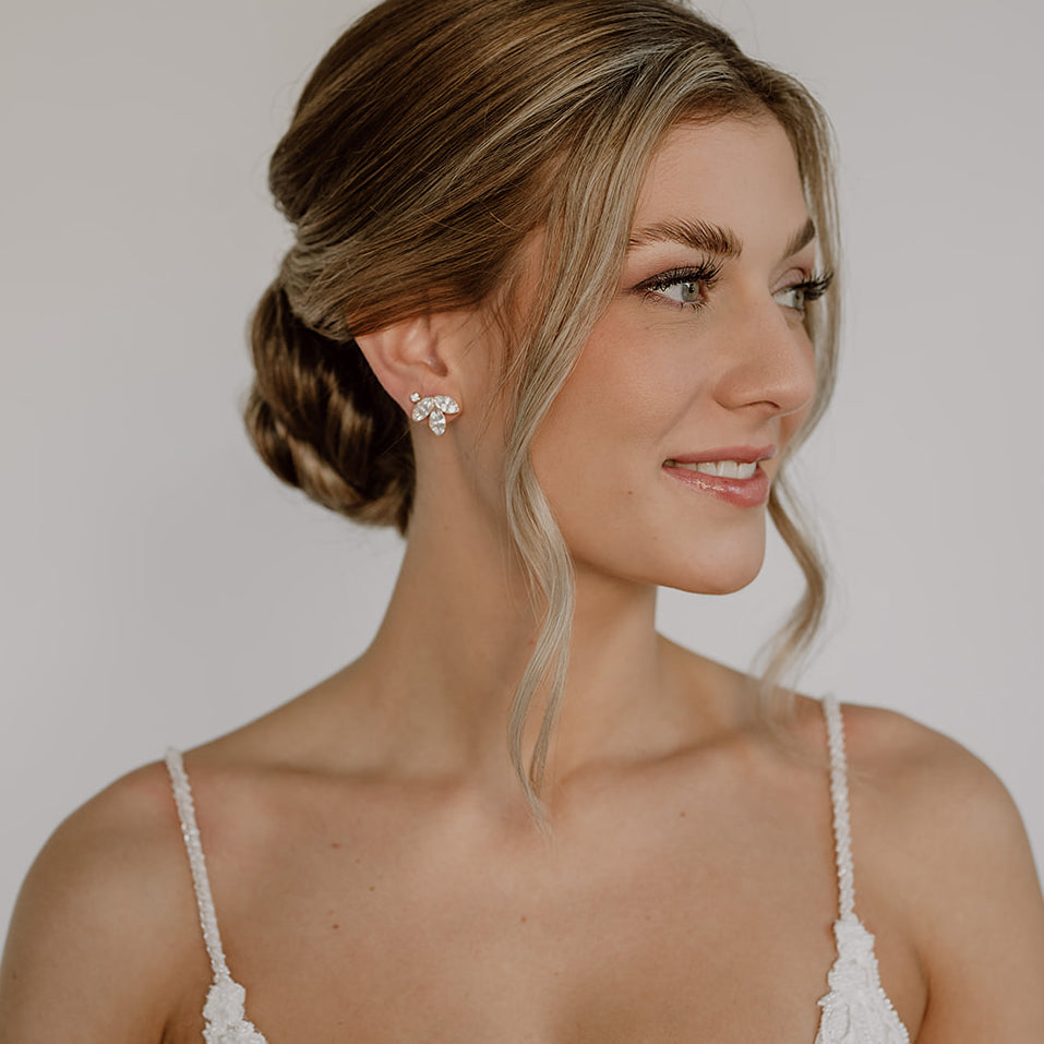 Zeitlose Brautohrstecker Kate mit funkelnden Kristallen, handgefertigt aus 925 Sterlingsilber, am Model