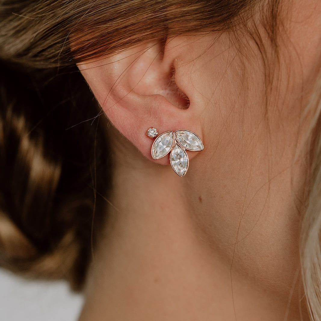 Brautohrstecker Kate mit funkelnden Kristallen aus 925 Sterlingsilber 18K rosévergoldet, am Ohr einer Braut getragen