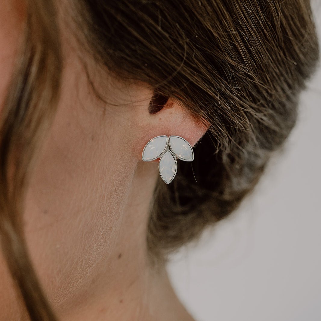 Ohrstecker Kate mit white opal Kristallen in 925 Sterlingsilber, Nahaufnahme am Model