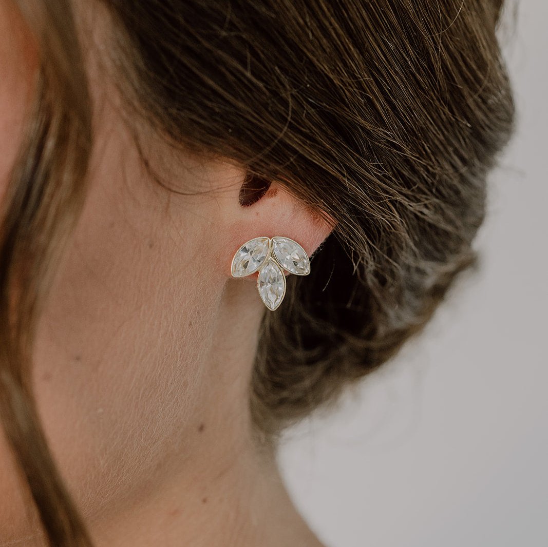 Ohrstecker Kate mit Kristallen in 925 Sterlingsilber 18K vergoldet, Nahaufnahme am Model