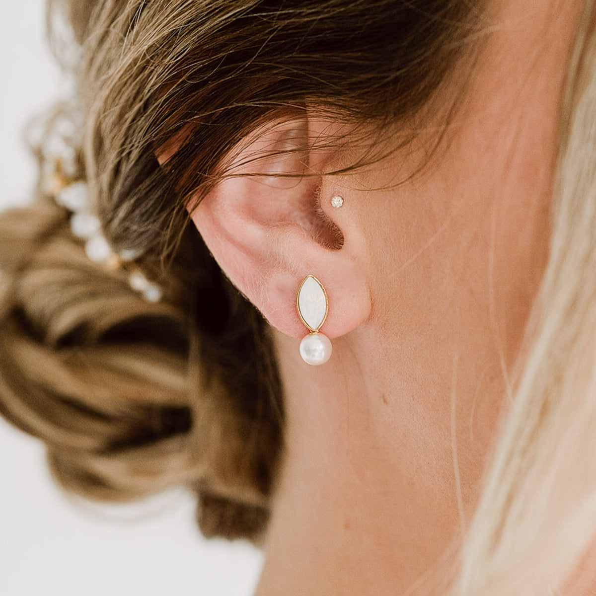 Braut Ohrstecker Kylie aus 925 Sterlingsilber 18K vergoldet mit Perle und white opal Kristall, getragen von einem Model