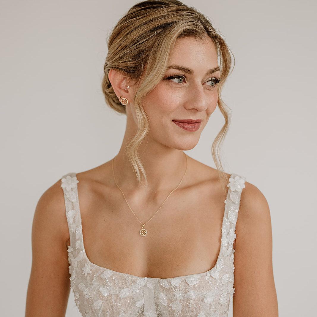 Brauthalskette Olivia aus 925 Sterlingsilber 18K vergoldet mit rundem Anhänger und Zirkonia-Kristallrand und ausgeschnittenem Sternmotiv in der Mitte mit passenden Ohrsteckern 
Olivia, getragen vom Model