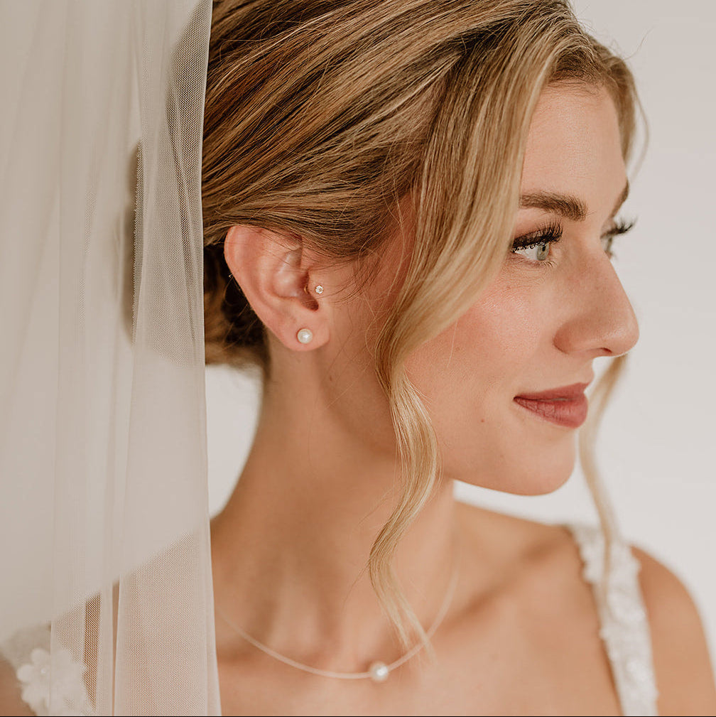 Perlenstecker Perla 6mm mit veganer Perle, am Model getragen