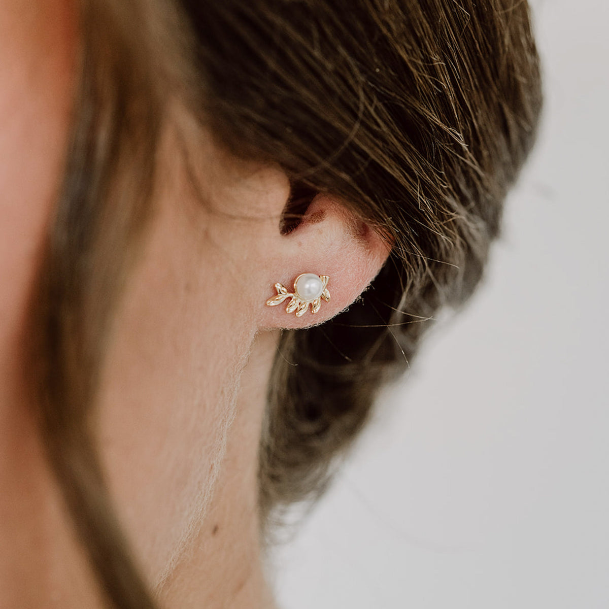 Braut Ohrstecker Resi aus 925 Sterlingsilber 18K vergoldet mit Blättern und veganer Perle, Nahaufnahme am Ohr