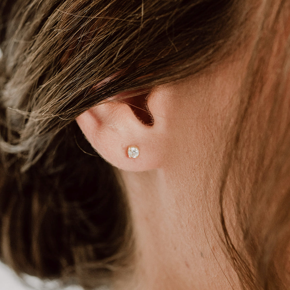 Brautohrstecker Sanna aus 925 Sterlingsilber 18K vergoldet mit Zirkonia Kristall, Nahaufnahme, getragen von einem Model