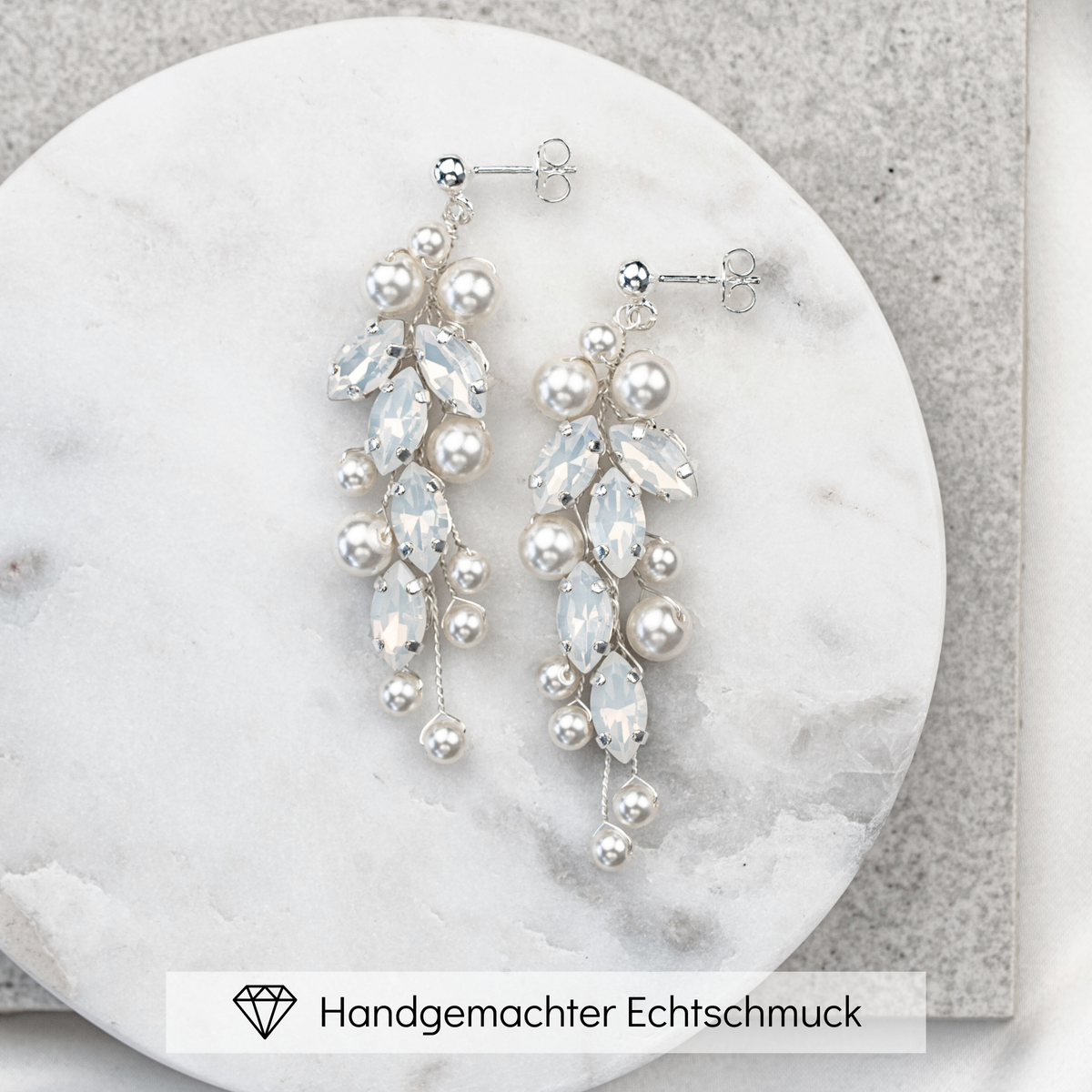 Dezente Brautohrringe Anastasia aus 925 Sterlingsilber mit veganen Perlen und white opal Kristallen, zeitlos und handgefertigt