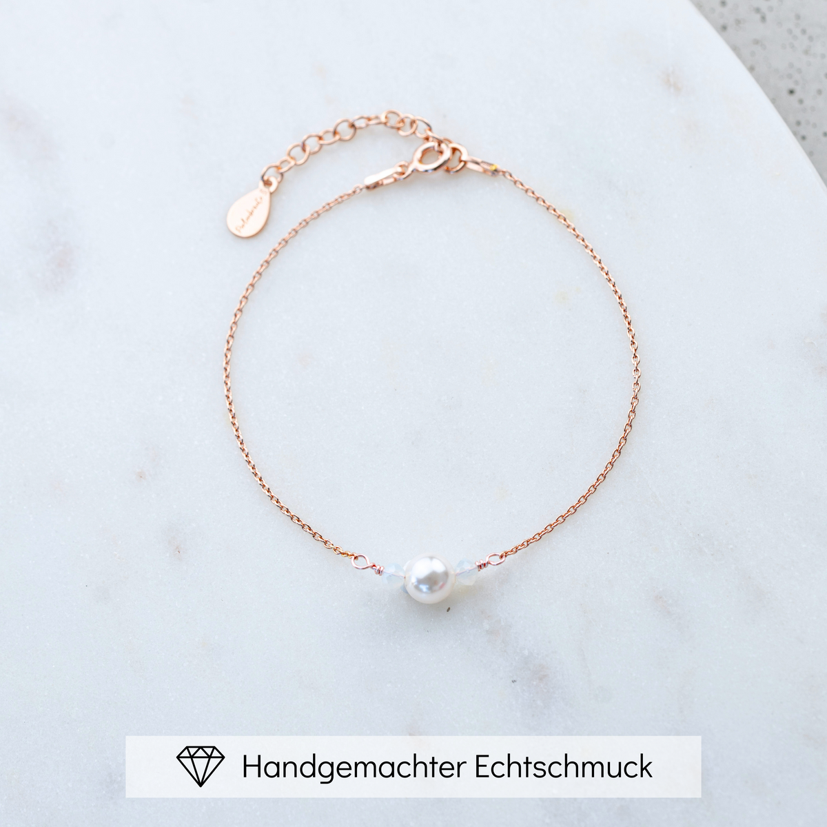 Dezentes Perlenarmband Ari aus 925 Sterlingsilber 18K rosévergoldet mit veganer Perle und white opal-Kristallperlen, filigran handgefertigt