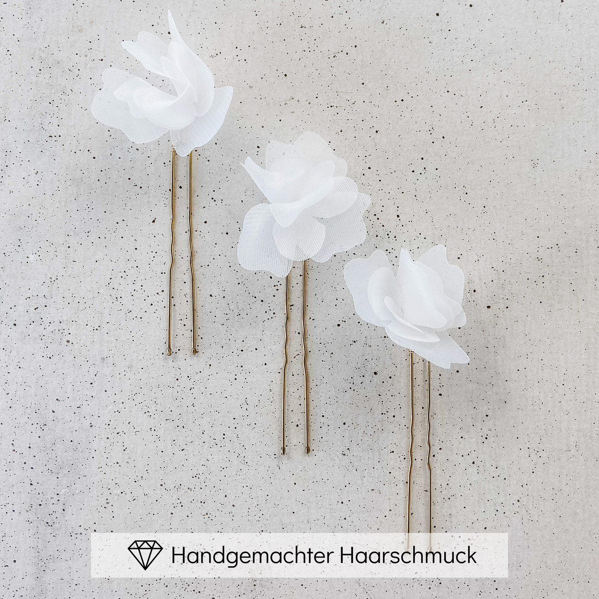 3er Set Braut Haarnadeln Flora in Gold mit weißen Stoffblüten, zeitlos und handgefertigt