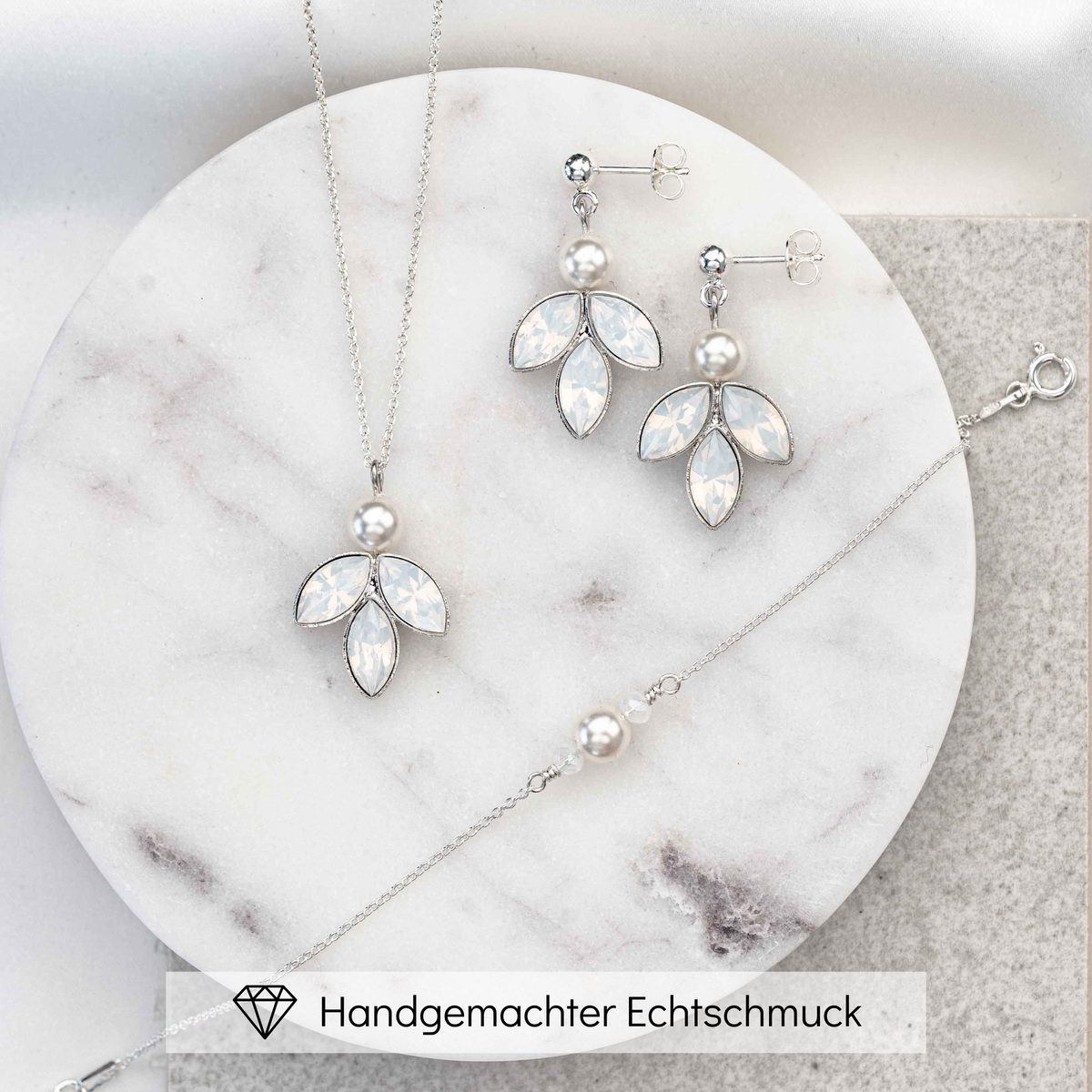 Dezentes Hochzeitsschmuck Set Kate aus 925 Sterlingsilber mit veganen Perlen und funkelnden Opal-Kristallen, zeitlos und handgefertigt
