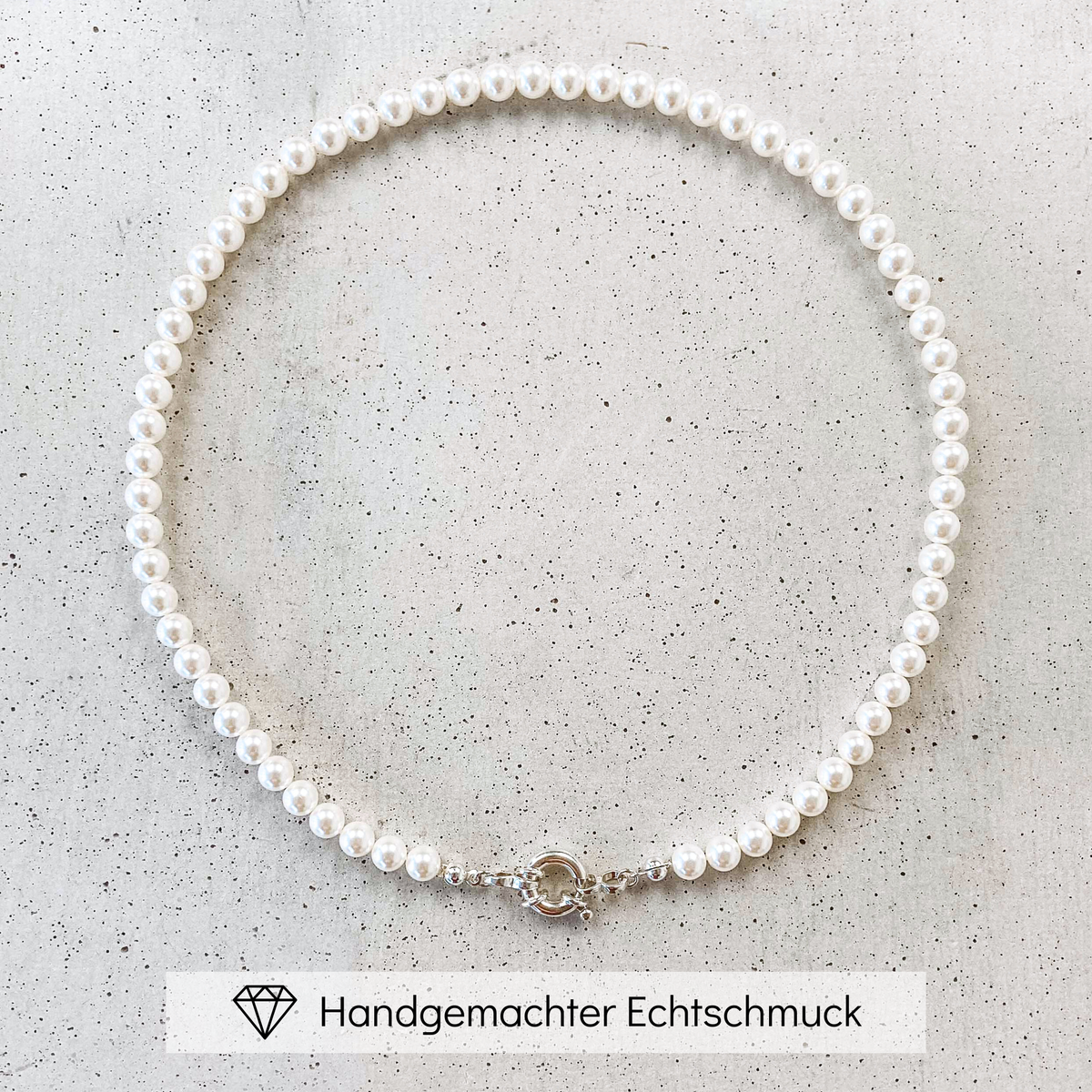 Klassische Brautperlenkette Laura mit veganen Perlen und Schmuck-Karabiner aus 925 Sterlingsilber, handgefertigt