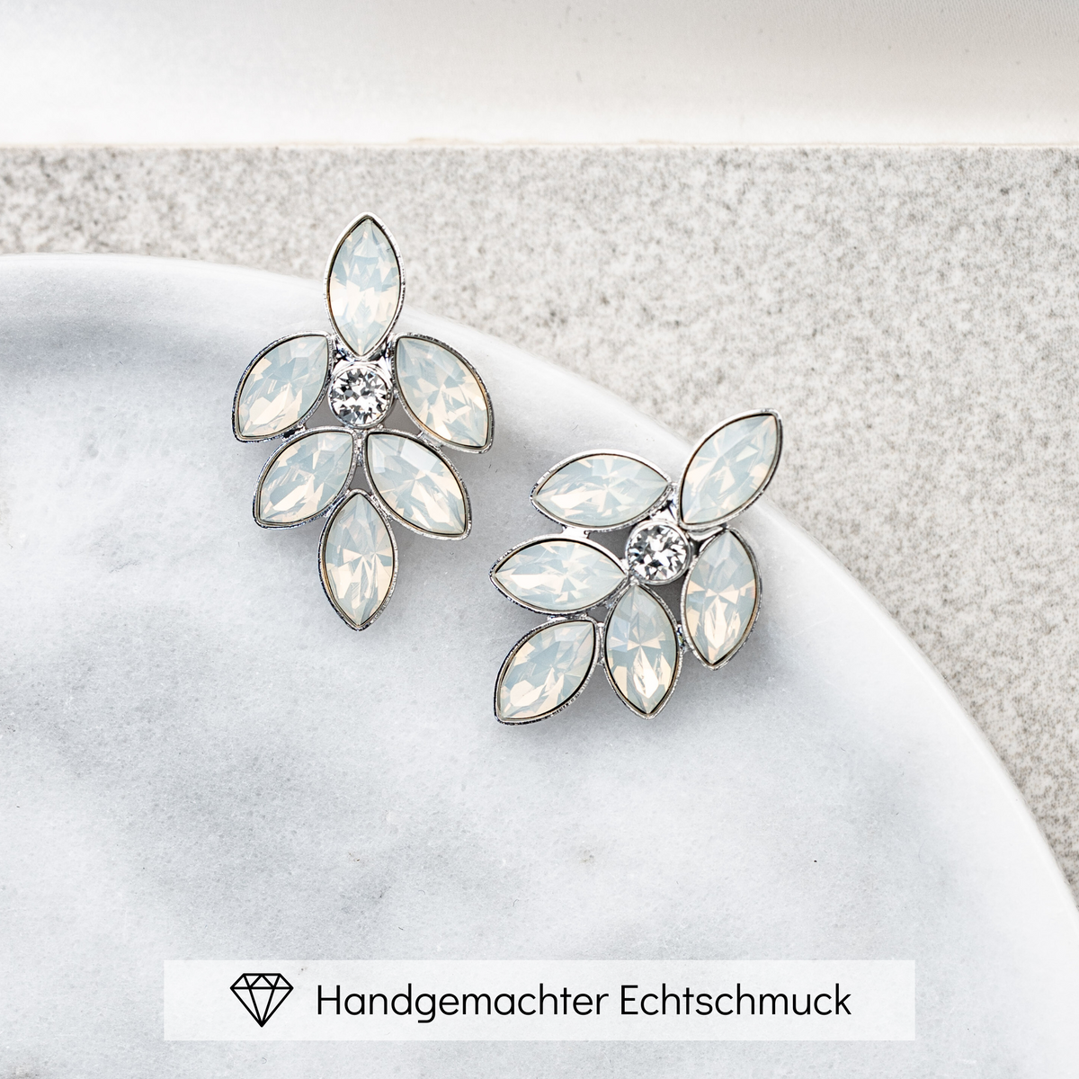 Dezente Brautohrringe Lisbeth aus 925 Sterlingsilber mit funkelnden white opal Kristallen, zeitlos und handgefertigt