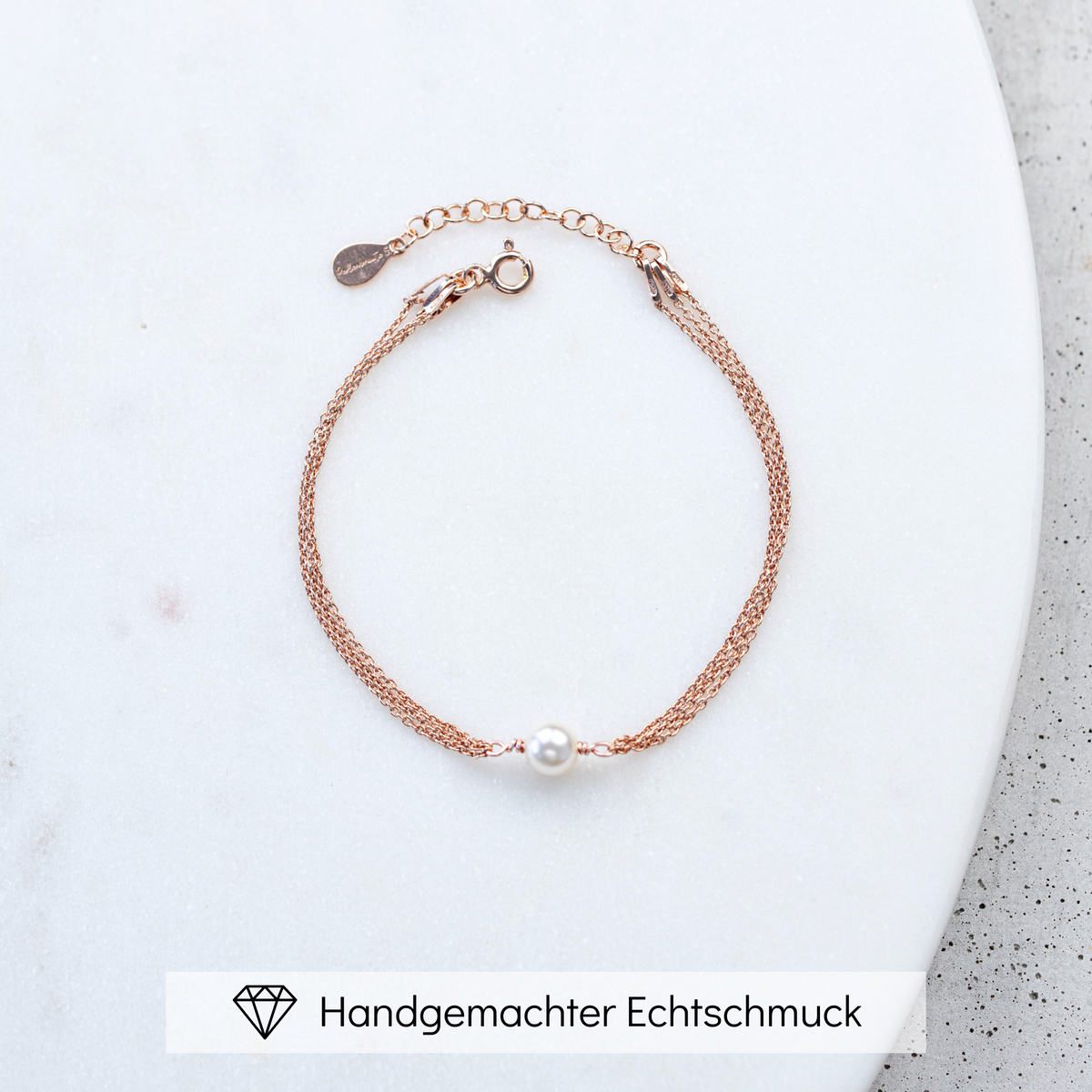 Romantisches Brautarmband Lola aus 925 Sterlingsilber 18K rosévergoldet mit einer veganen Perle 6mm und zarten Gliederkettchen, feminin und zart
