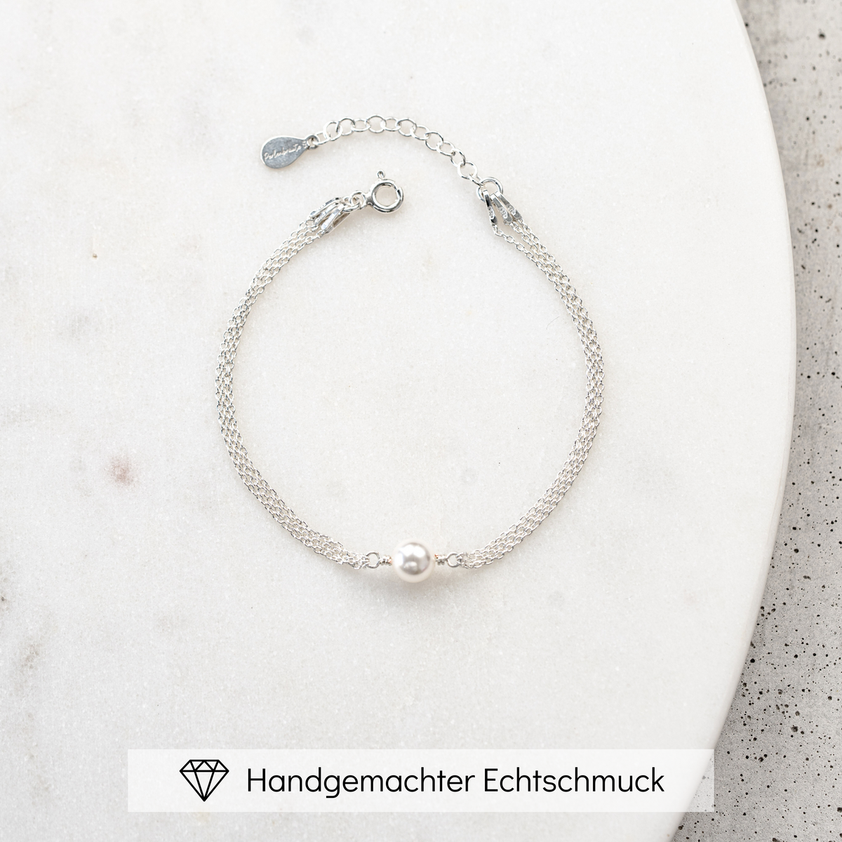 Zartes Perlenarmband Lola aus 925 Sterlingsilber mit einer veganen Perle 6mm und zarten Gliederkettchen, zeitlos und handgefertigt