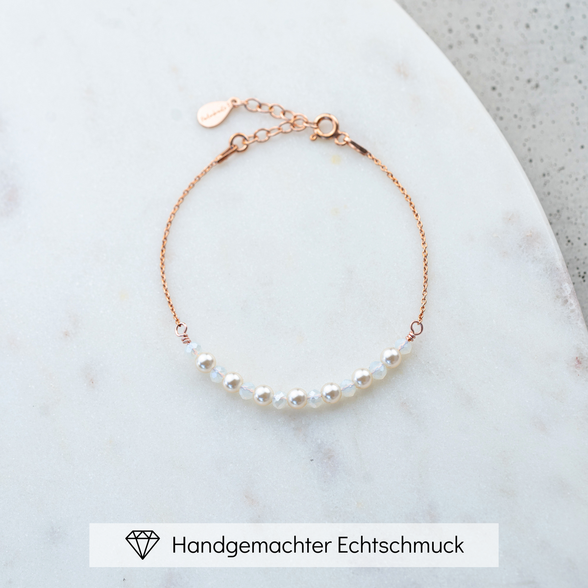 Brautarmband Mila aus 925 Sterlingsilber 18K rosévergoldet mit veganen Perlen und white opal Kristallperlen im Wechsel, handgefertigt