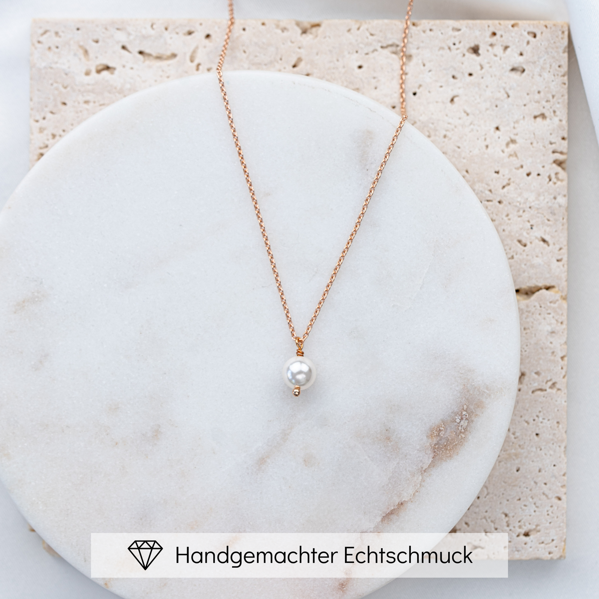 Dezente Hochzeitshalskette Perla aus 925 Sterlingsilber 18K rosévergoldet mit kleiner veganer Perle, romantisch