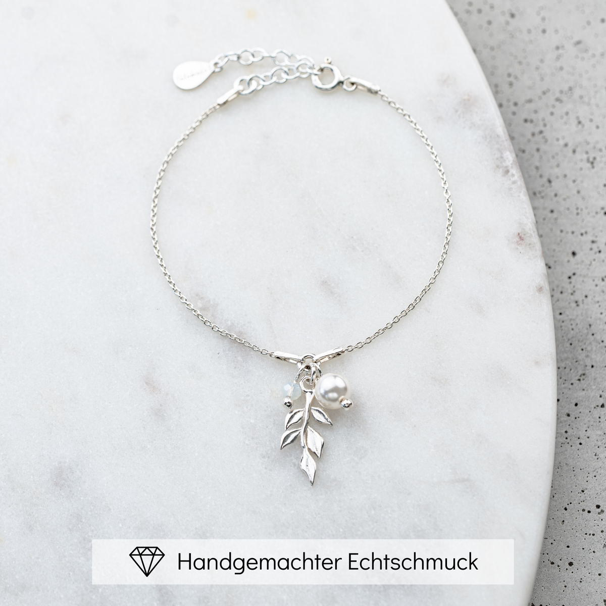 Zartes Brautarmband Resi aus 925 Sterlingsilber mit Blattanhänger, veganer Perle 6mm und White Opal Kristallperle, filigran handgefertigt