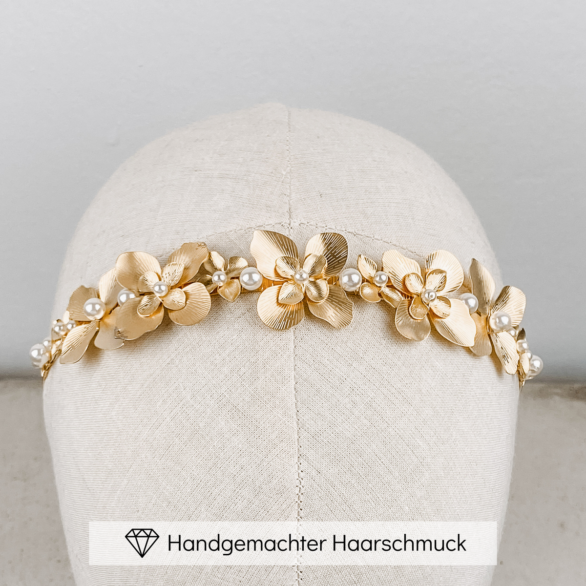 Braut Haarreif Vika in Gold mit Statement-Blüten und Perlen