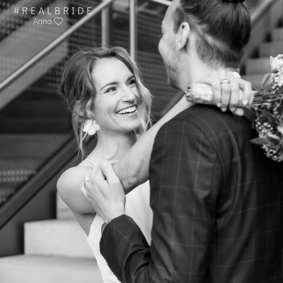 Braut Creolen Flora aus 925 Sterlingsilber 18K vergoldet mit weißen Stoffblüten, getragen von Realbride Anna