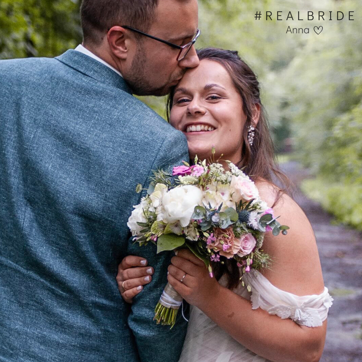 Real Bride Anna trägt die Brautohrringe Babsi mit floralen Blüten und veganen Perlen an ihrem Hochzeitstag