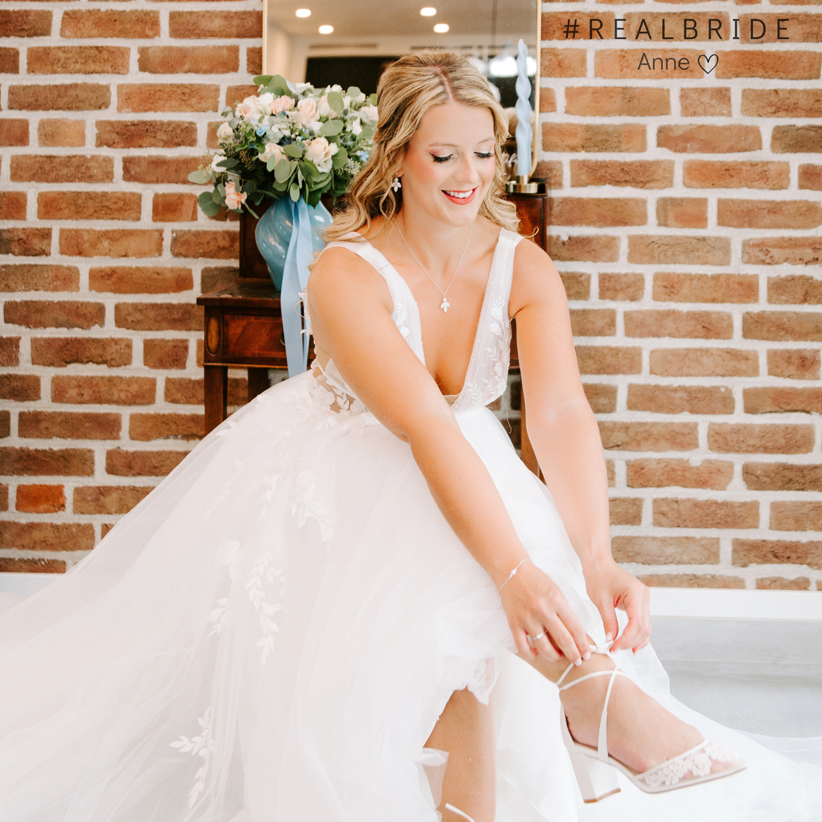 Real Bride Anne trägt das Hochzeitsschmuck Set Kate mit veganen Perlen und funkelnden Opal-Kristallen an ihrem Hochzeitstag