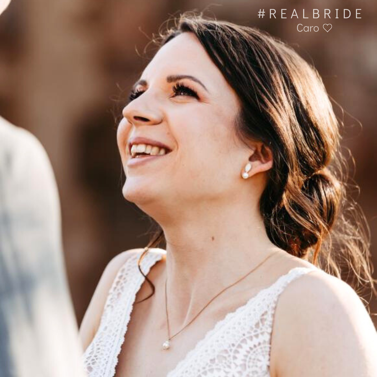 Braut Ohrstecker Kylie aus 925 Sterlingsilber 18K rosévergoldet mit Perle und white opal Kristall, getragen von Realbride Caro