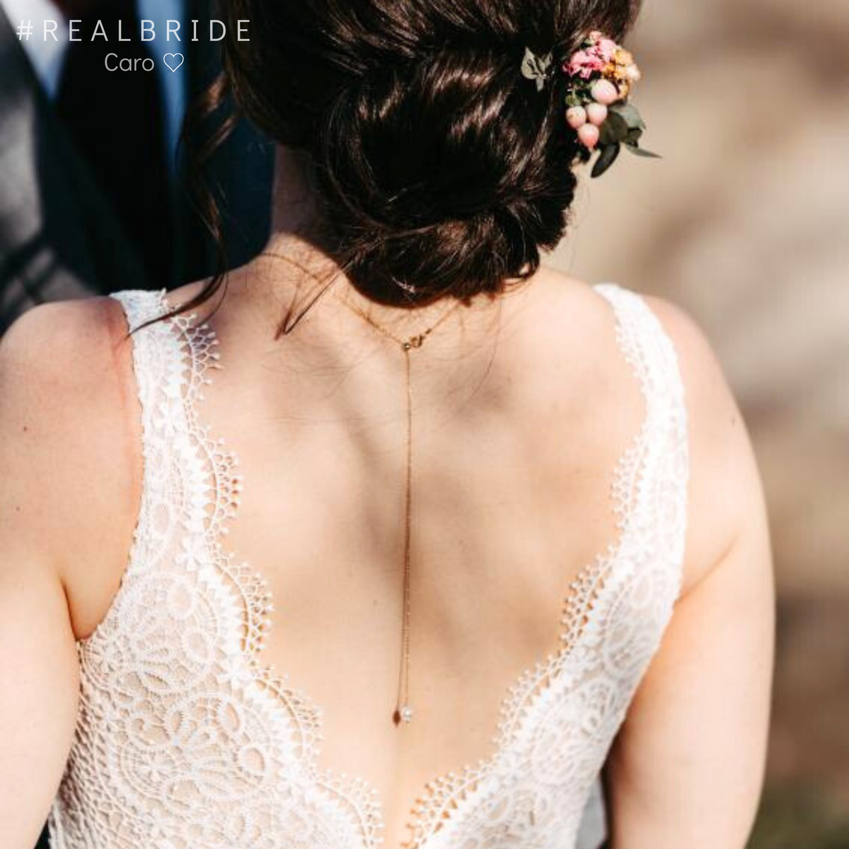 Rückenansicht von Realbride Caro- Braut Y-Halskette mit Rückenkette aus 925 Sterlingsilber 18K vergoldet mit veganen Perle am Rücken