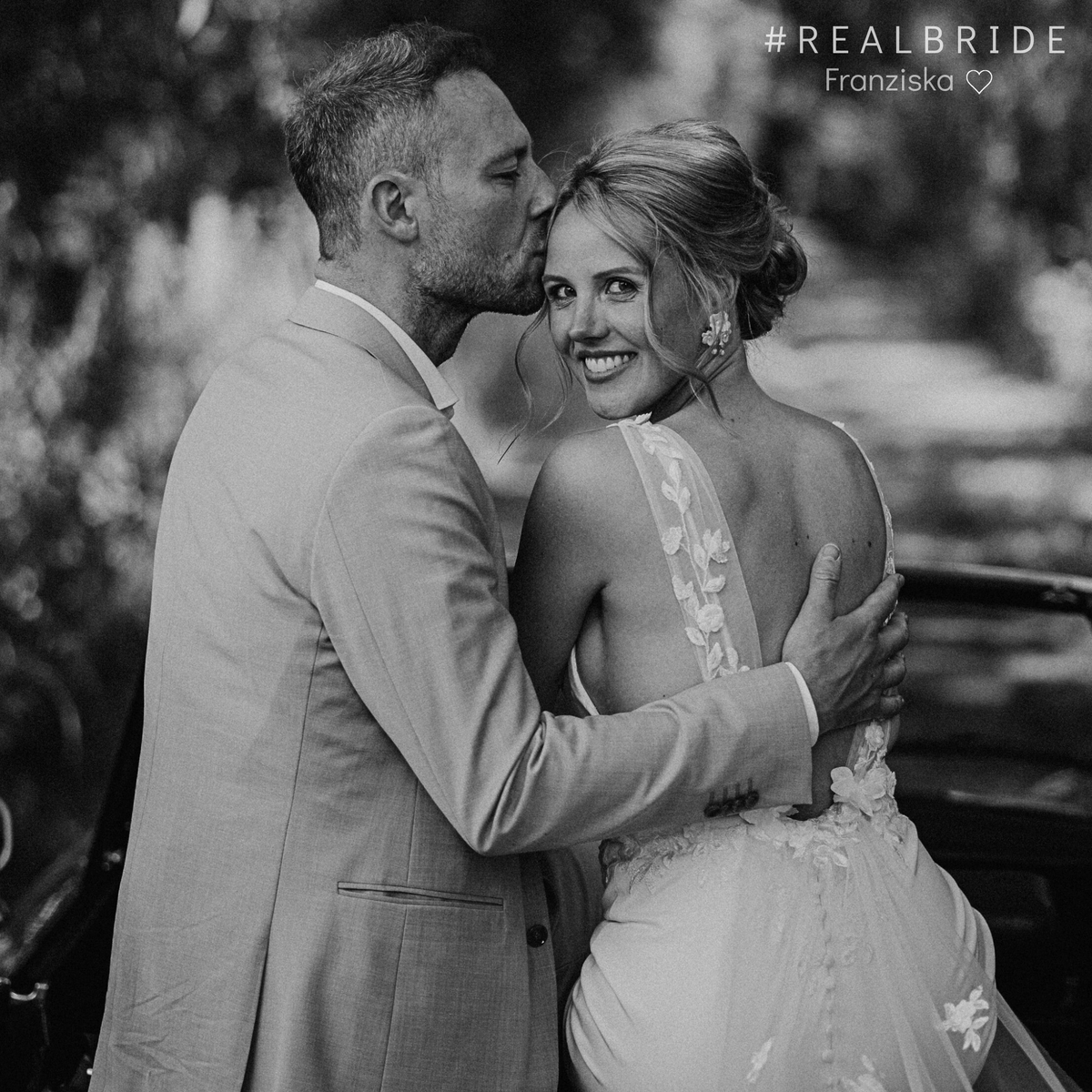 Real Bride Franziska trägt die Brautohrringe Coco klein mit Porzellanblüten und echten Süßwasserperlen an ihrem Hochzeitstag