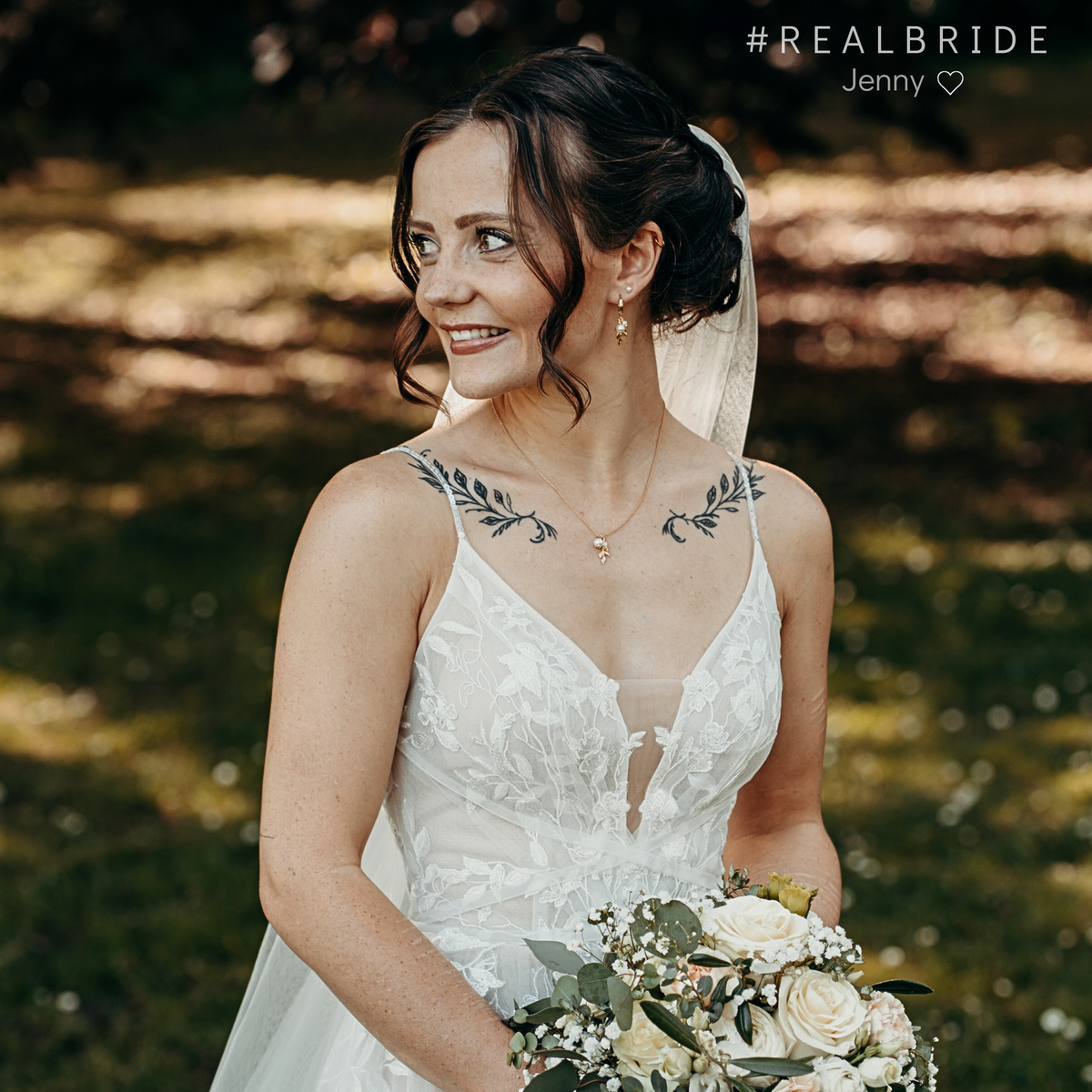 Strahlende Realbride im weißen Brautkleid mit Hochsteckfrisur, Schleier und Brautstrauß, trägt 2- teiliges Brautschmuckset. 