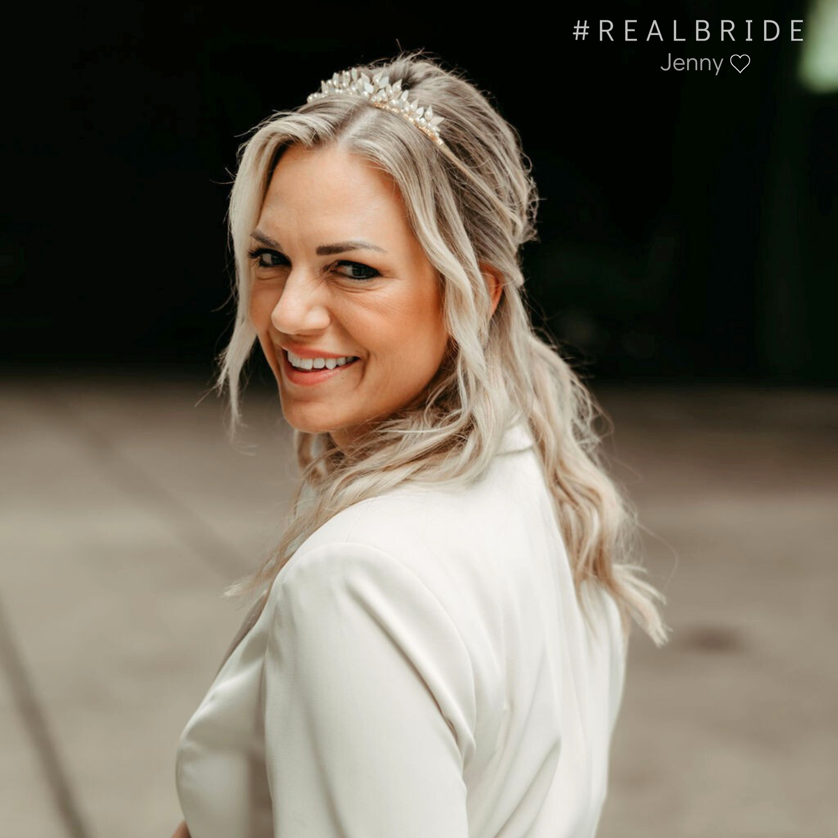 Braut Diadem Krone Greta in Gold mit veganen Perlen, white opal Kristallen und ivory farbenen Blättern, getragen von Realbride Jenny