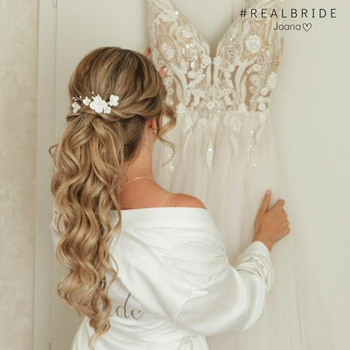 Braut Haarnadeln Coco in Gold mit weißen Porzellanblüten und echten Süßwasserperlen, getragen von Realbride Joana im halb offenen Haar