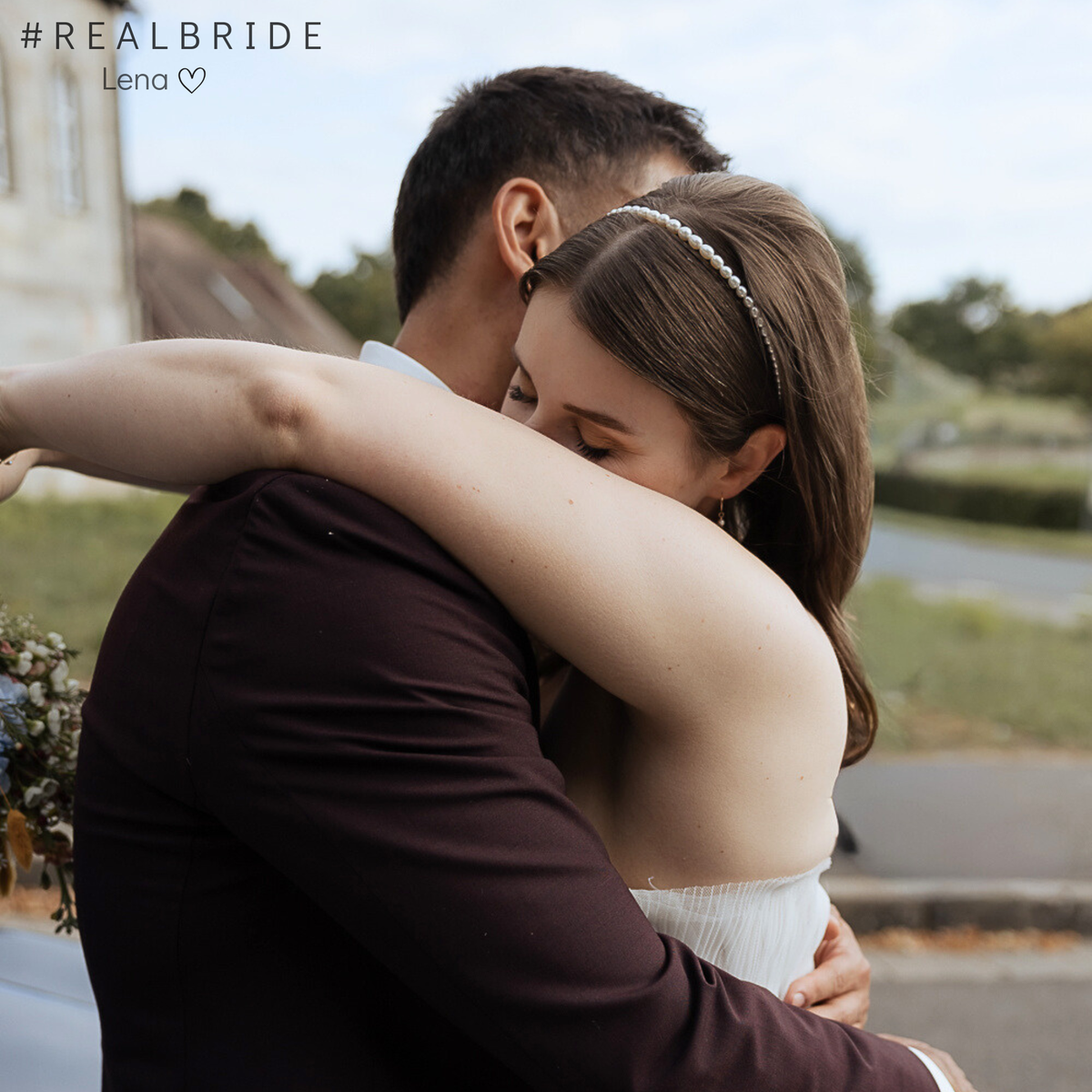 Real Bride Lena trägt Brauthaarreif Amelie mit Süßwasserperlen an ihrem Hochzeitstag, Fotografie von darjafotografie