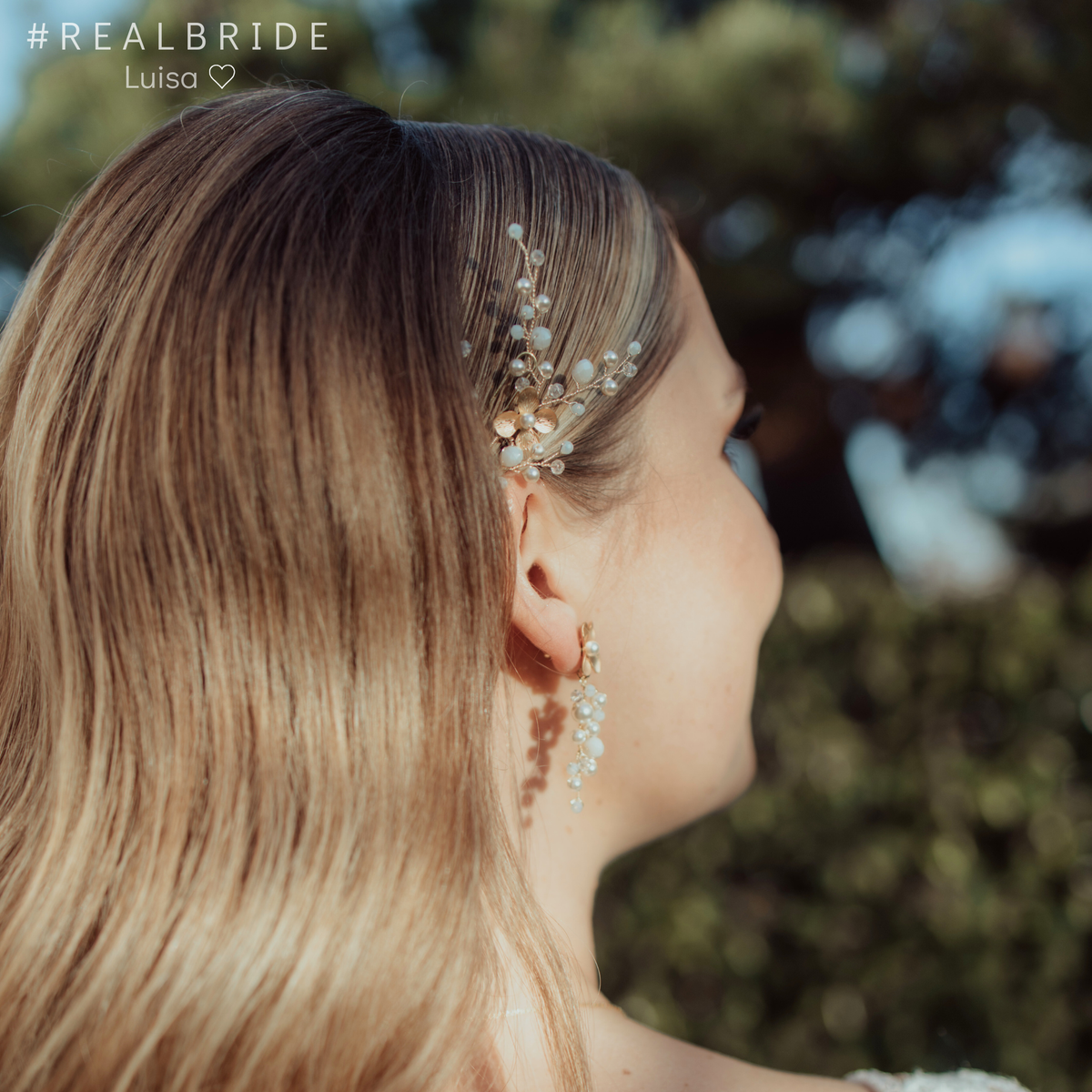 3er Set Braut Haarnadeln Babsi in Gold mit floralen Blüten, Kristallperlen und veganen Perlen, getragen von Realbride Luisa im offenen Haar