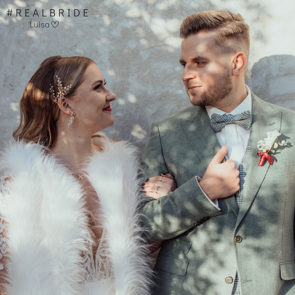 3er Set Braut Haarnadeln Babsi in Gold mit floralen Blüten, Kristallperlen und veganen Perlen mit passende Ohrringen Babsi und Halskette Victoria, getragen von Realbride Luisa