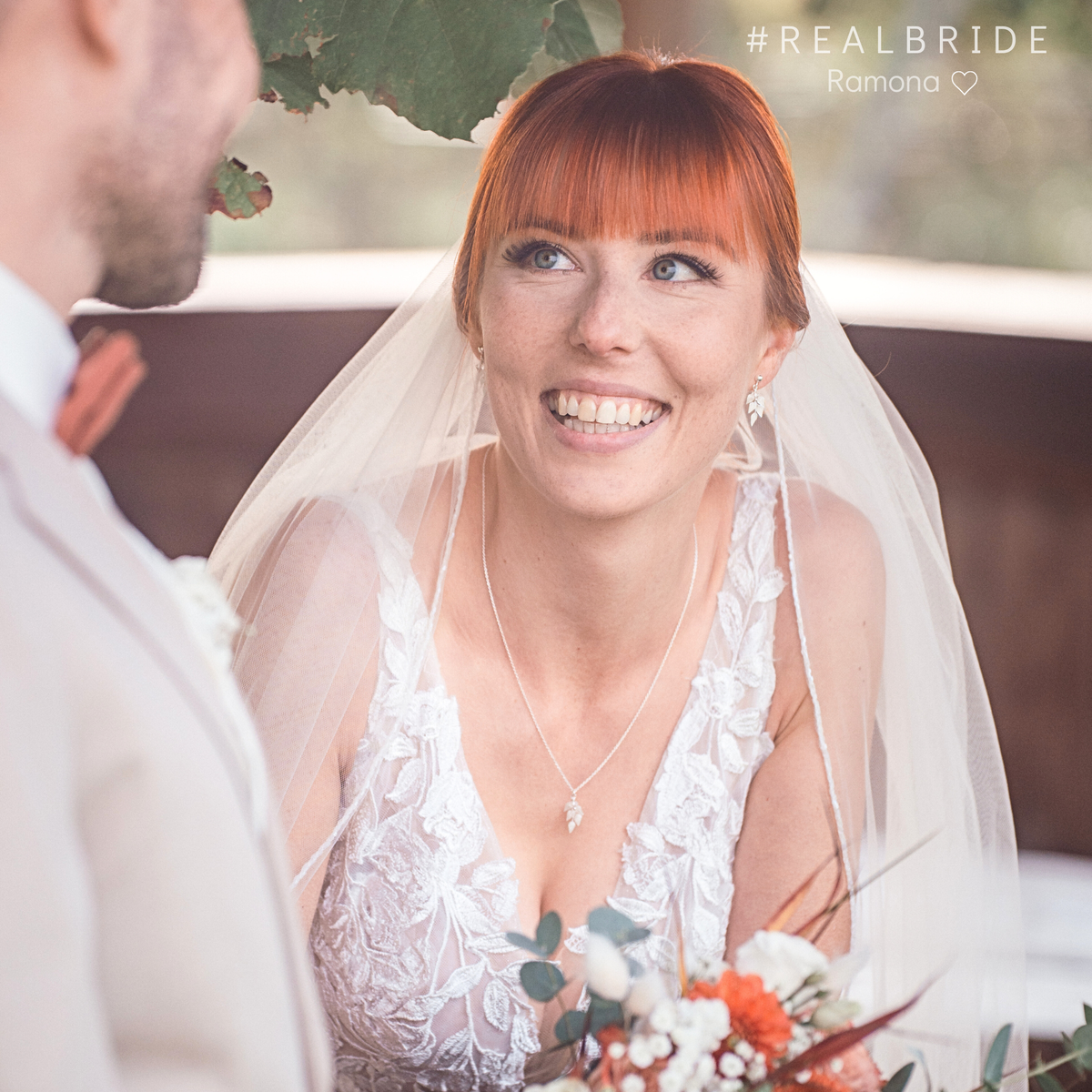 Real Bride Ramona trägt Halskette und Ohrringe Lana klein mit ivoryfarbenen Blättern an ihrem Hochzeitstag